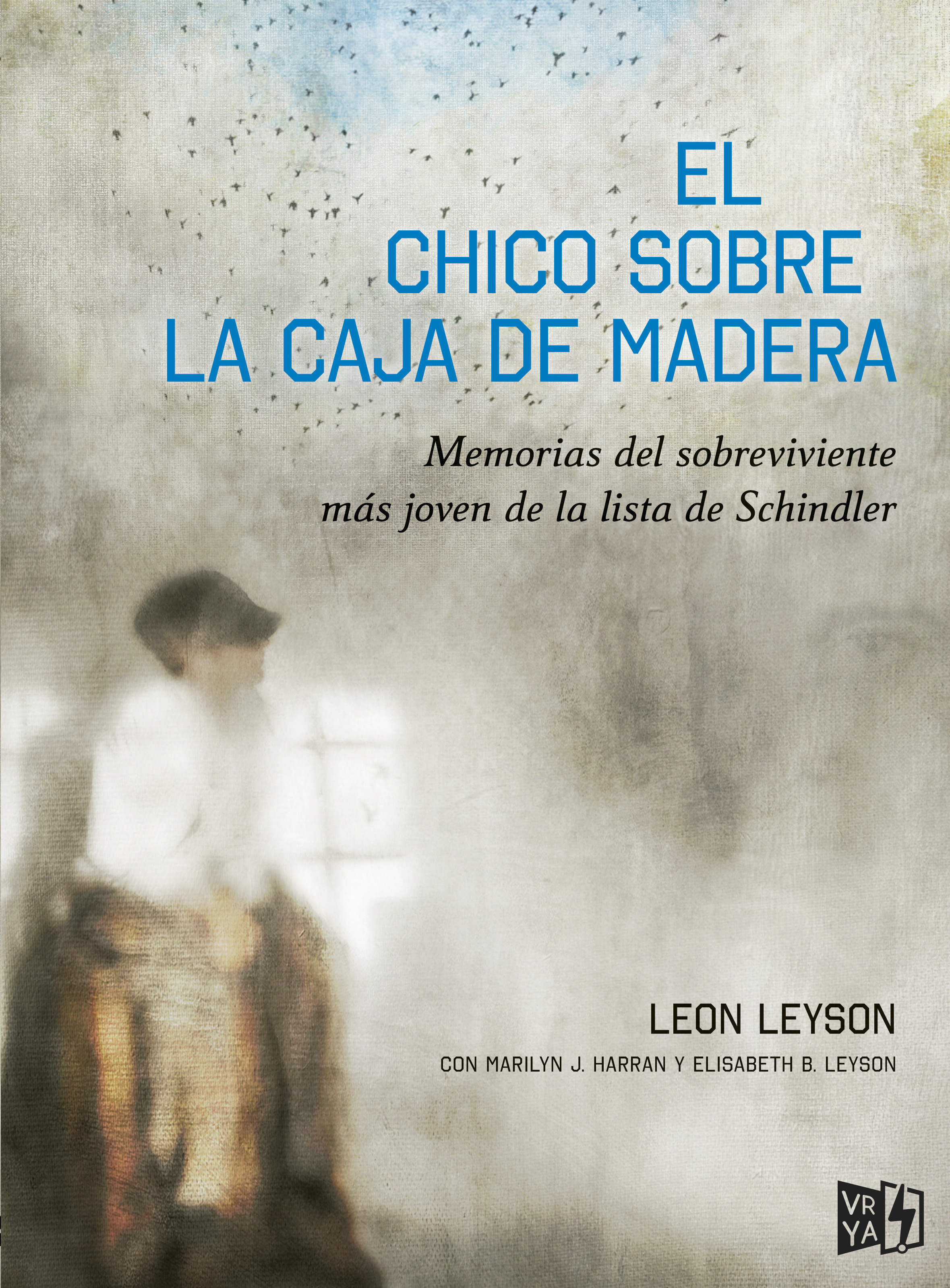 El chico sobre la caja de madera