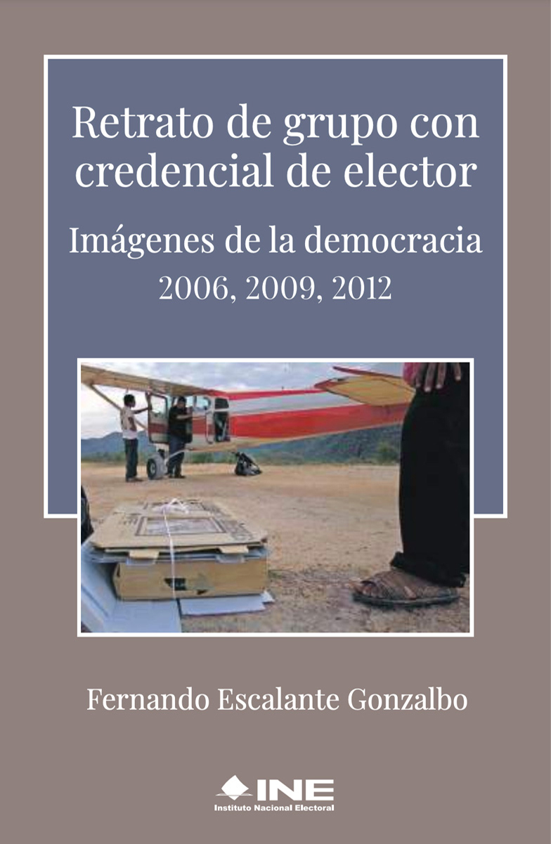 Retrato de grupo con credencial de elector