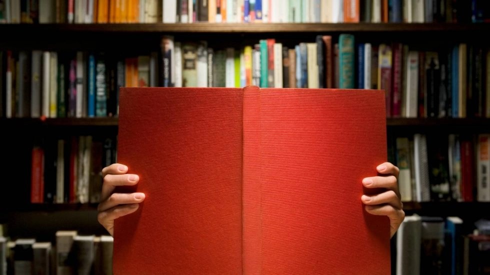 Thriller, comedia y pensamiento: libros recomendados de 'Laberinto'