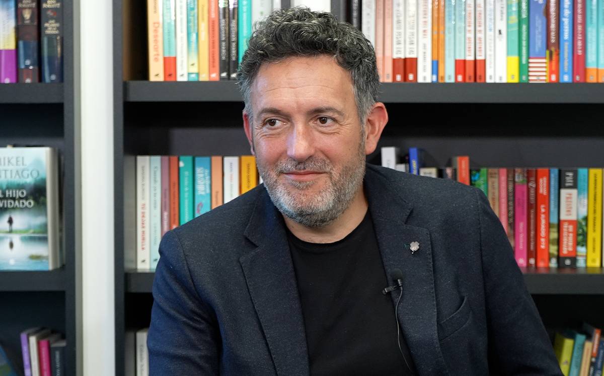 Grandes libros de thriller que enganchan, recomendados por Mikel Santiago