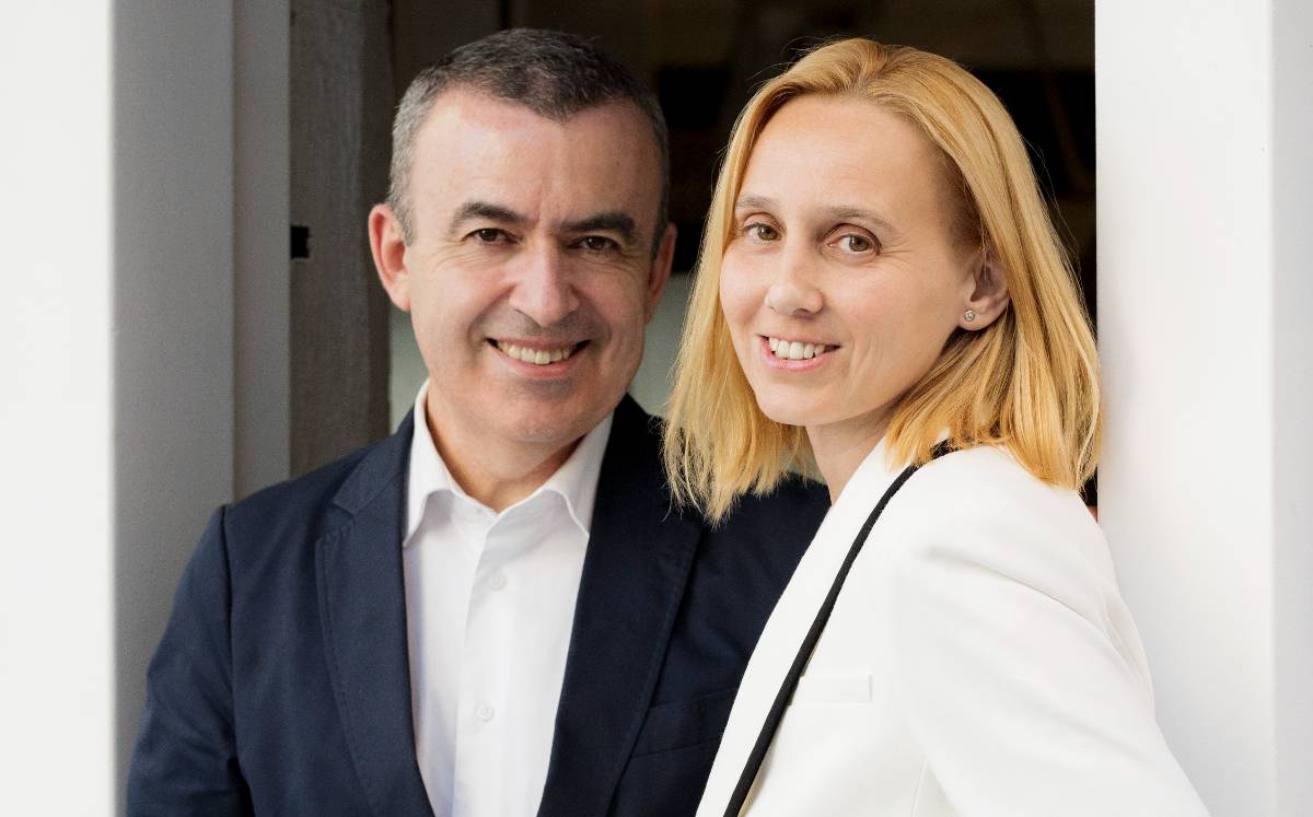 Lorenzo Silva y Noemí Trujillo. (Foto cedida por editorial Destino)
