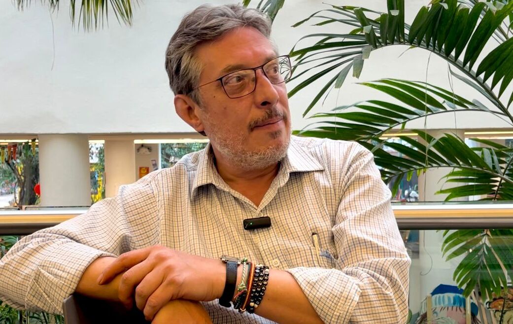 Manuel Pérez-Petit y los libros que marcaron su vida. Foto: Verónica Maza