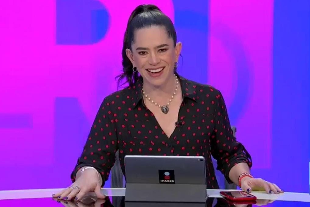Yuriria Sierra le escribe a la Presidenta y recomienda libros poéticos. Foto: Imagen Televisión