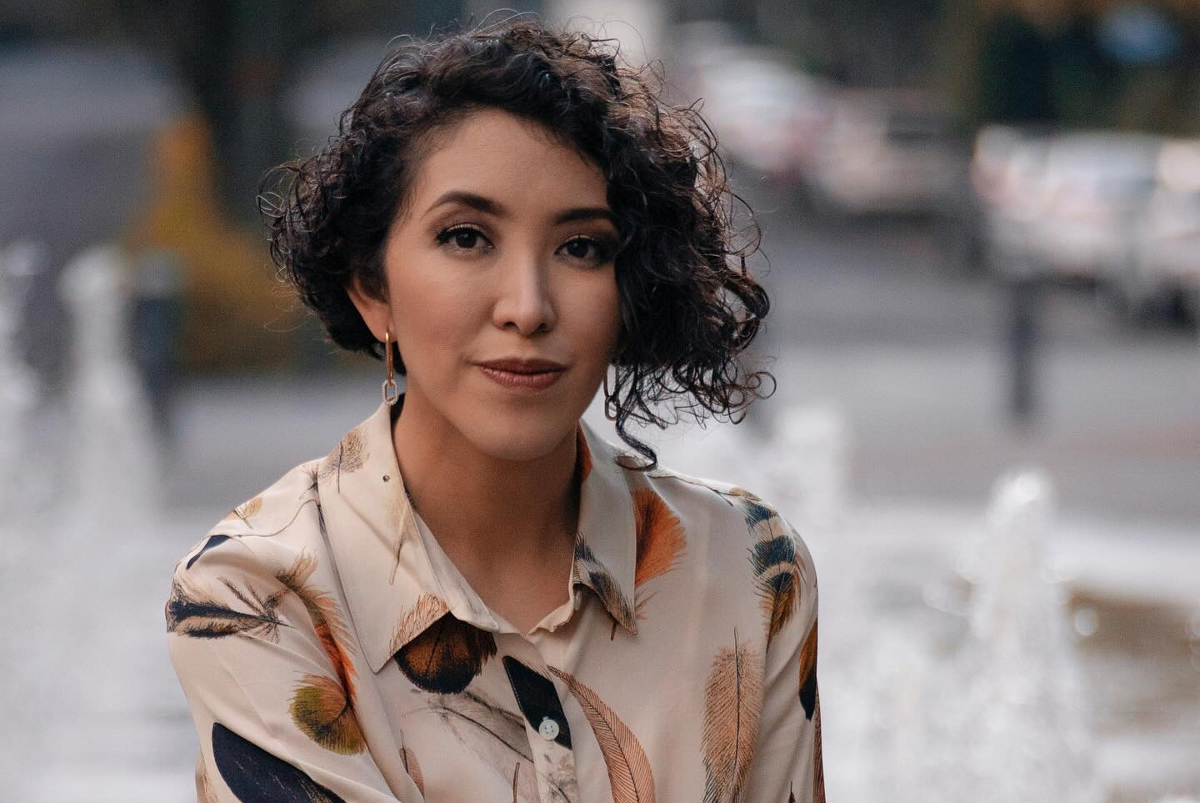 Paola G. Gasca y los libros duros pero hermosos. Foto: cortesía de la autora