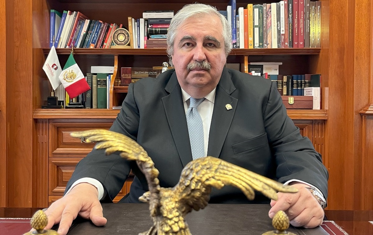 Magistrado Presidente Ricardo Sodi Cuellar recomienda la colección "Rumbo al Bicentenario". Foto: Pablo Romo
