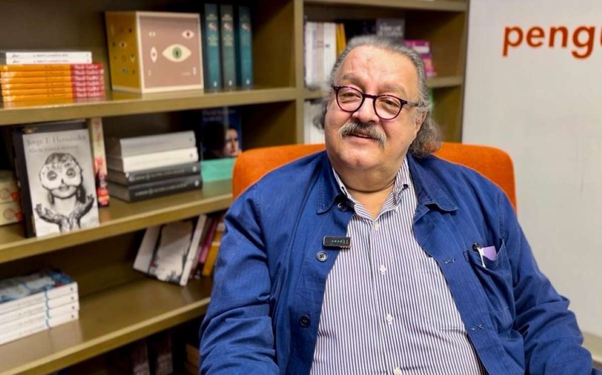 Jorge F. Hernández y los libros que te confrontan. Foto: Verónica Maza