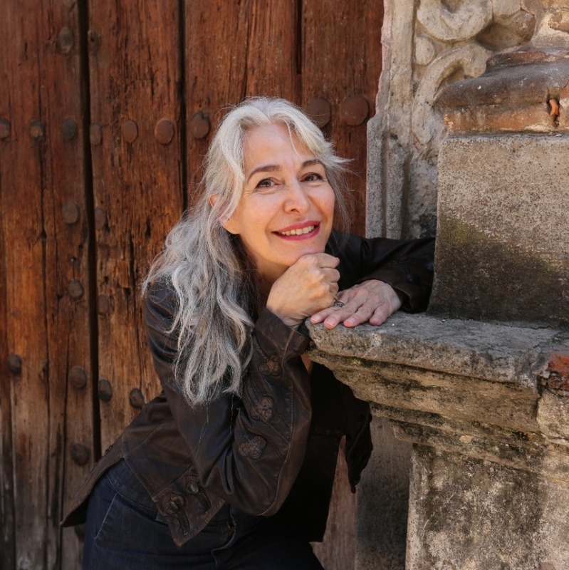 Verónica Murguía y los libros que hacen honor al castellano. Foto: Javier Ríos