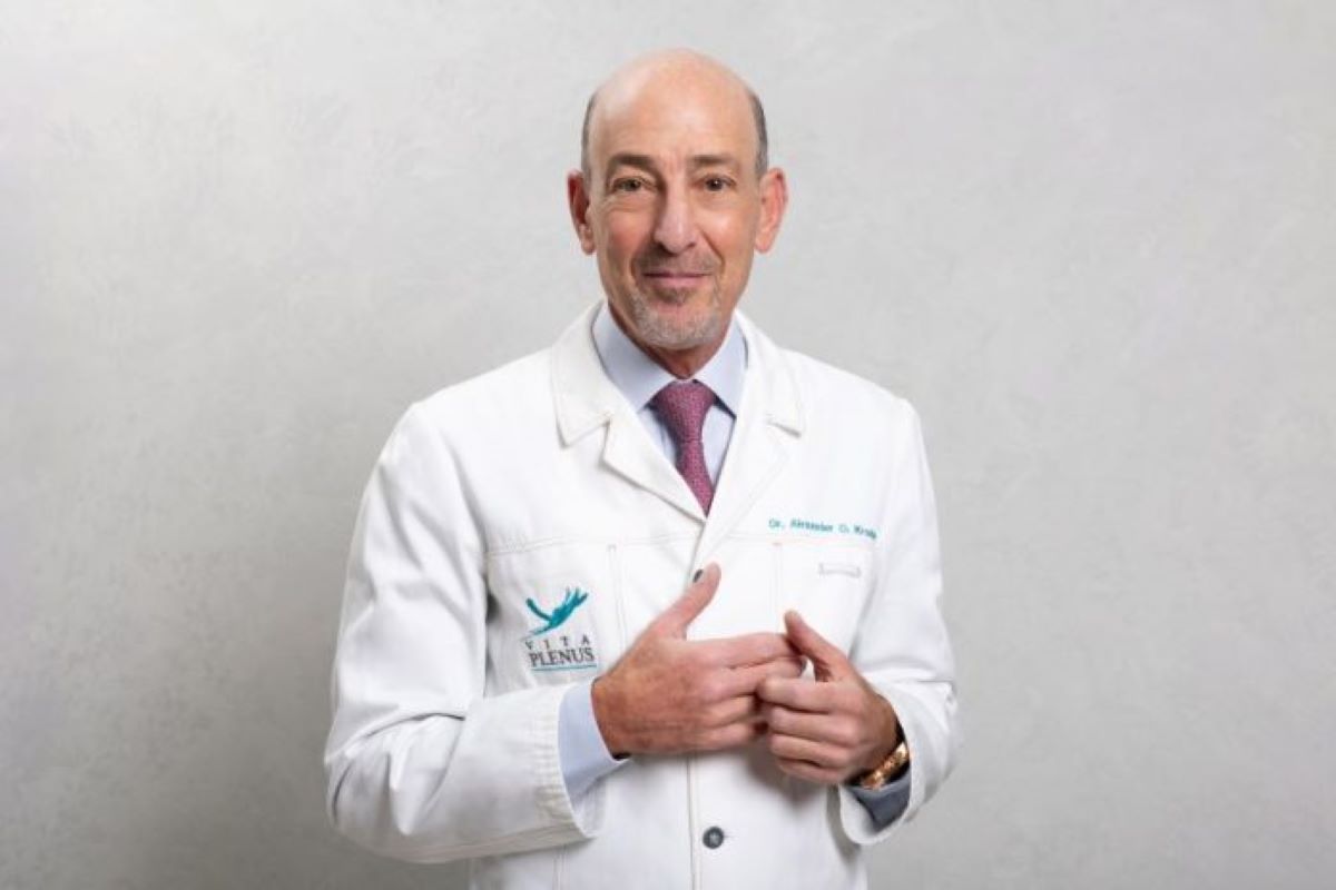 Dr. Alexander Krouham y los libros que cambian la óptica médica. Foto: cortesía