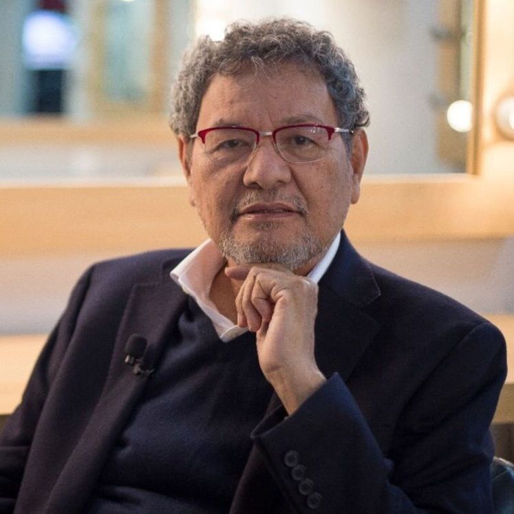 Élmer Mendoza y los libros de la FIL Culiacán. Foto: Jorge González