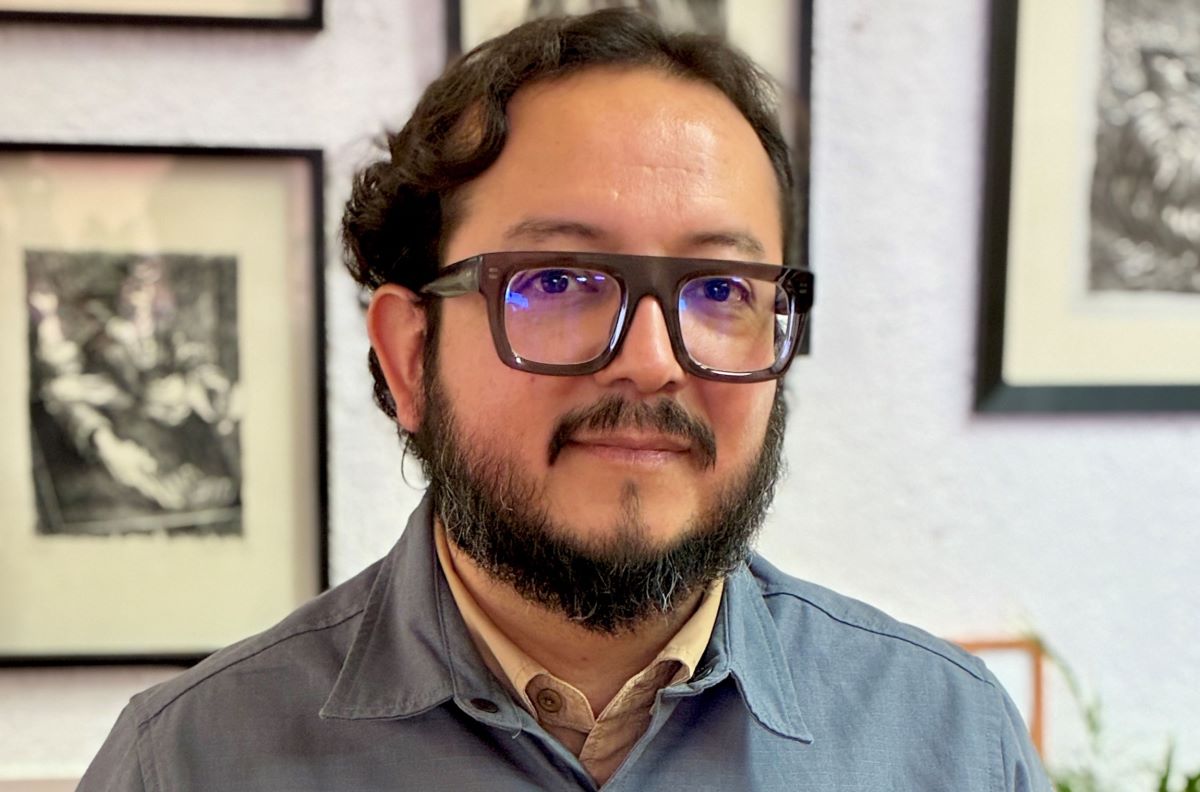 Vicente Jurado y los libros del Cenart. Foto. Verónica Maza