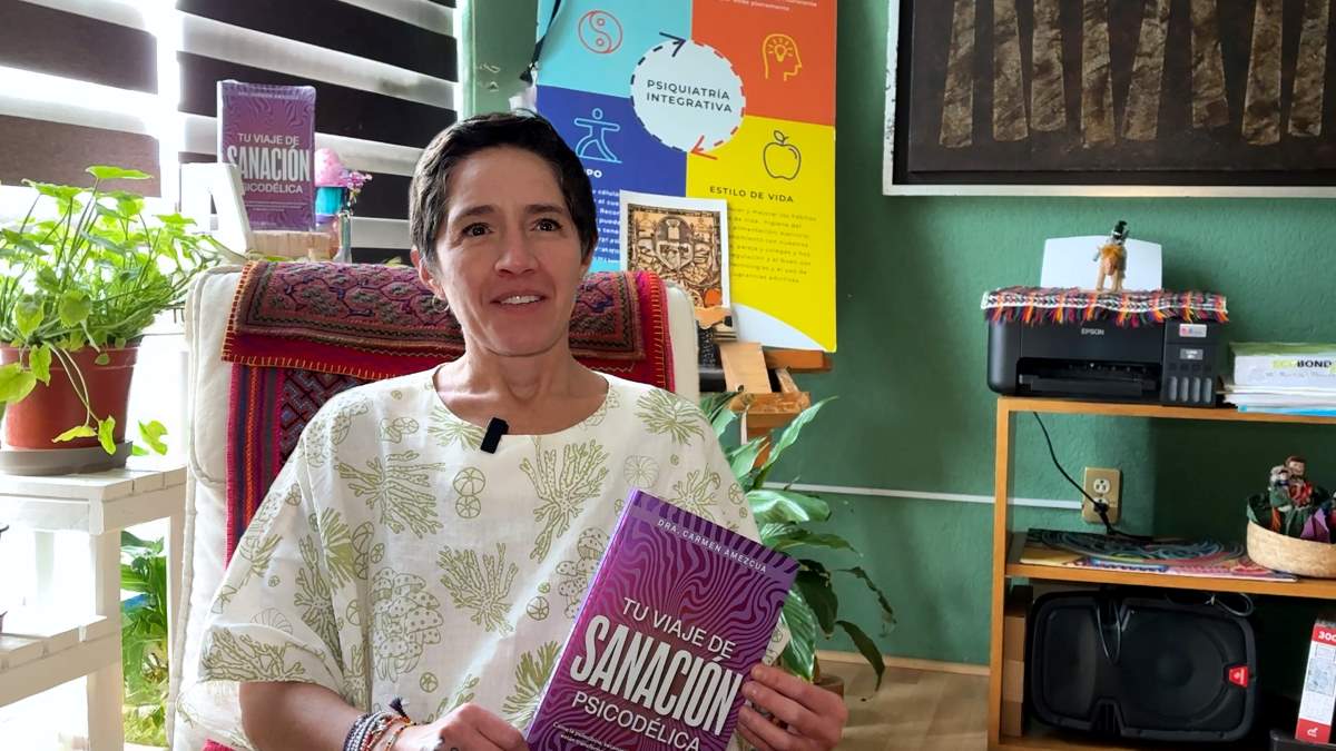 Carmen Amezcua, la psiquiatría integrativa y su libro "Tu viaje de sanación psicodélica". Foto: Verónica Maza