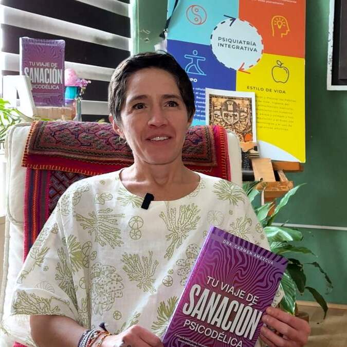 Carmen Amezcua y su libro "Tu viaje de sanación psicodélica"