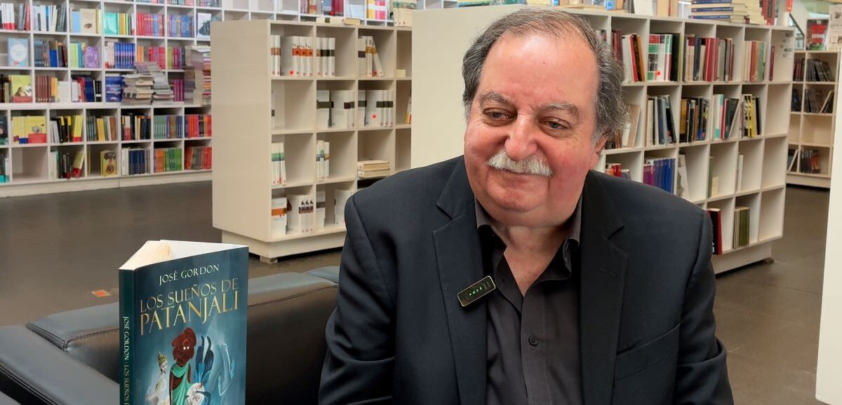 José Gordon: libros sobre física cuántica, sueños ancestrales y el océano de la consciencia. Foto: Verónica Maza