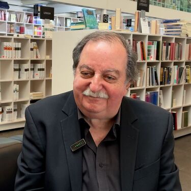 José Gordon: libros sobre física cuántica, sueños ancestrales y el océano de la consciencia. Foto: Verónica Maza