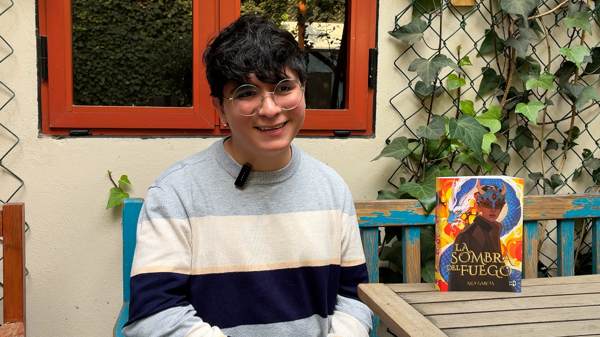 Alex García y los libros que construyen mundos. Foto: Verónica Maza