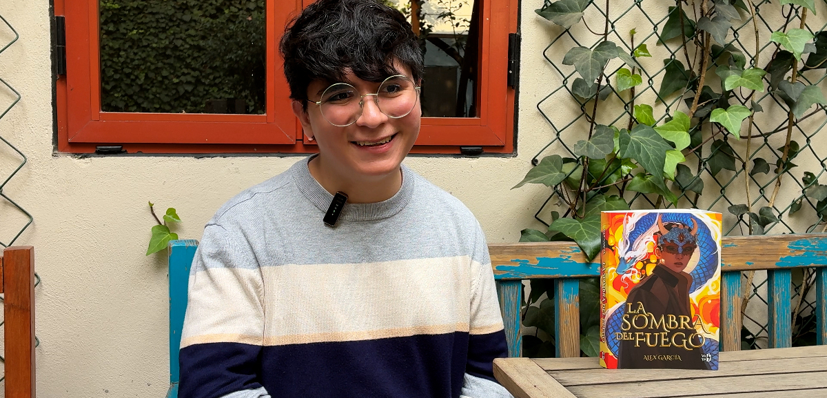 Alex García y los libros que construyen mundos. Foto: Verónica Maza