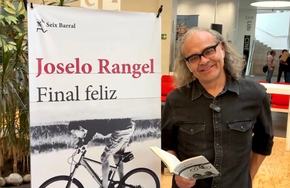 Joselo Rangel y el libro donde todo parece normal… hasta que deja de serlo. Foto: Verónica Maza