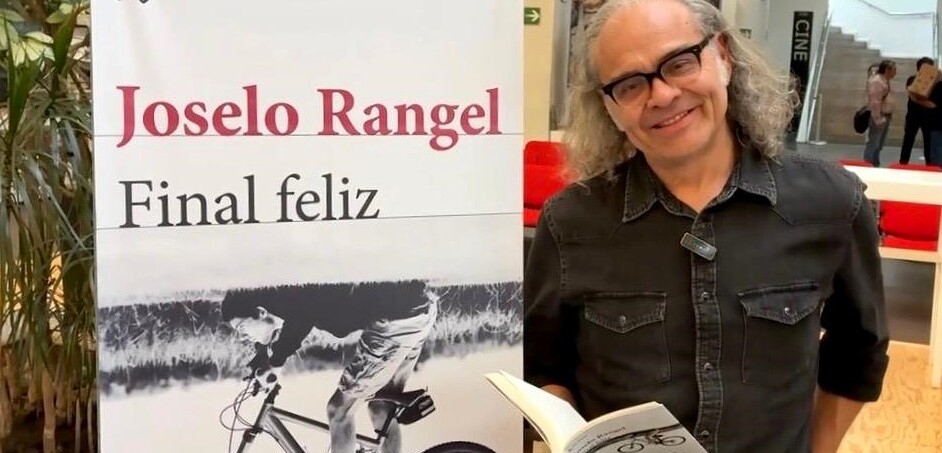 Joselo Rangel y el libro donde todo parece normal… hasta que deja de serlo. Foto: Verónica Maza