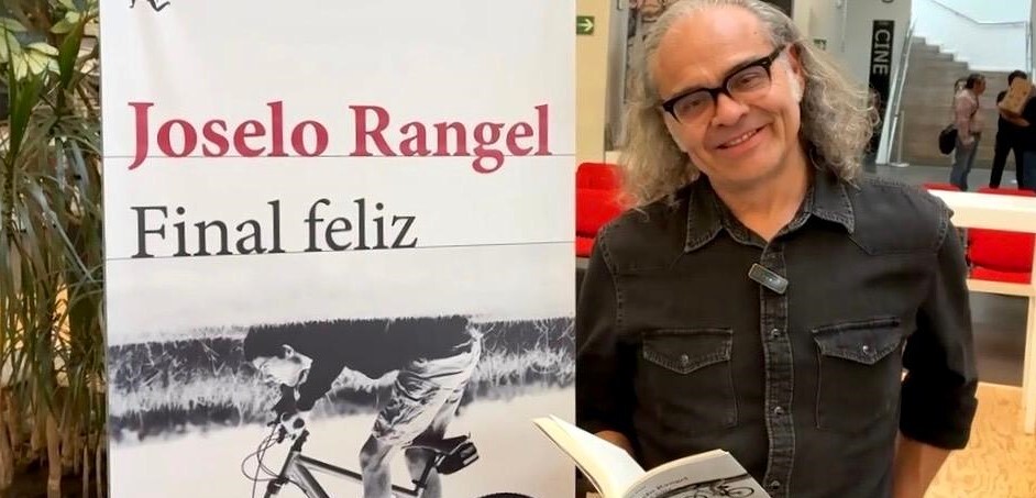 Joselo Rangel y el libro donde todo parece normal… hasta que deja de serlo. Foto: Verónica Maza