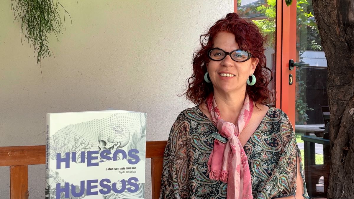 Tayde Bautista y los libros que reconstruyen el cuerpo y la memoria. Foto: Verónica Maza