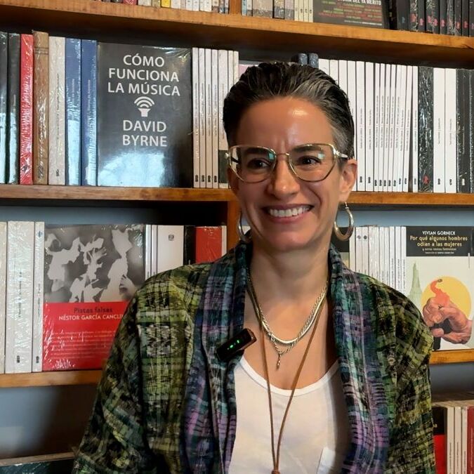 Gabriela Jauregui y los libros que despiertan el cuerpo y la naturaleza. Foto: Verónica Maza