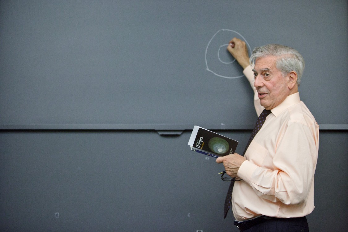 Mario Vargas Llosa impartiendo un curso sobre Borges en la Universidad de Princeton. (Foto por James Leynse/Corbis via Getty Images)