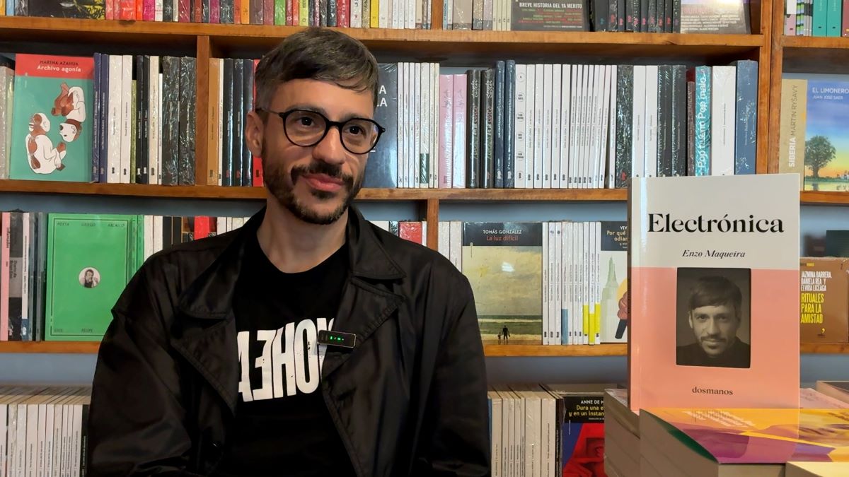 Enzo Maqueira: libros que hackean el mandato y el deseo. Foto: Verónica Maza