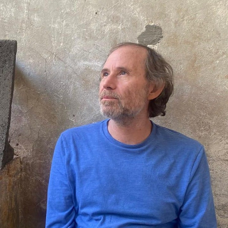 Héctor Toledano convierte la memoria adolescente en literatura