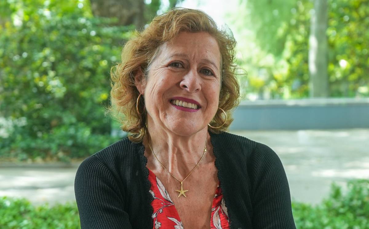 Berna González Harbour y su libro lleno de secretos coloniales y familiares. Foto: Librotea
