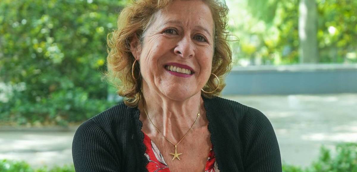 Berna González Harbour y su libro lleno de secretos coloniales y familiares. Foto: Librotea