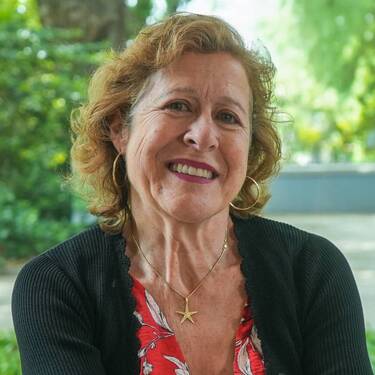 Berna González Harbour y su libro lleno de secretos coloniales y familiares. Foto: Librotea