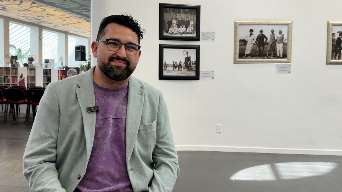 Gerardo Montoya recomienda libros que desafían los límites del lenguaje. Foto: Verónica Maza