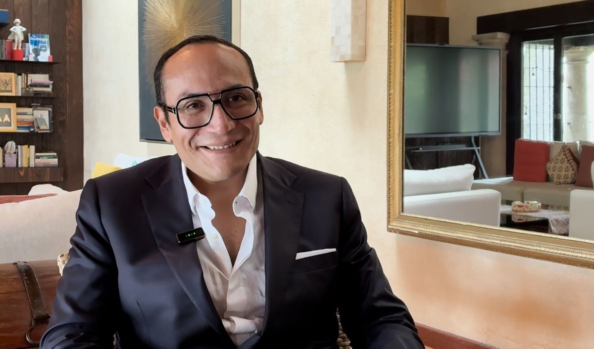 Adal Ortiz y los libros que iluminan la historia desde la ficción juvenil. Foto: Verónica Maza