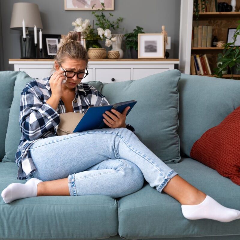 Libros confort: lecturas refugio para días grises. Foto: Getty